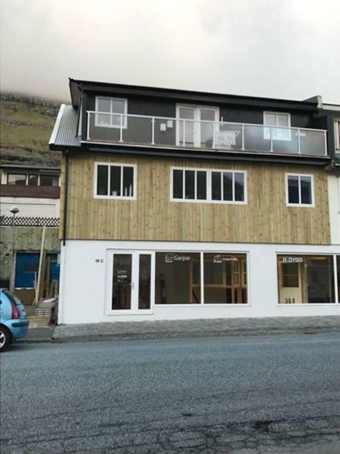 Private Spacious Home In City Center Klaksvik Bagian luar foto